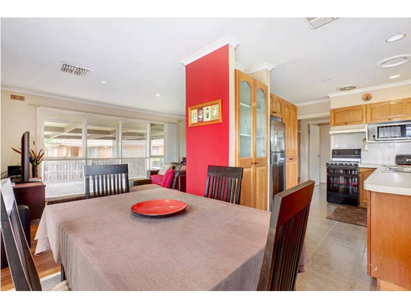 16 Manson Drive, Melton South VIC 3338