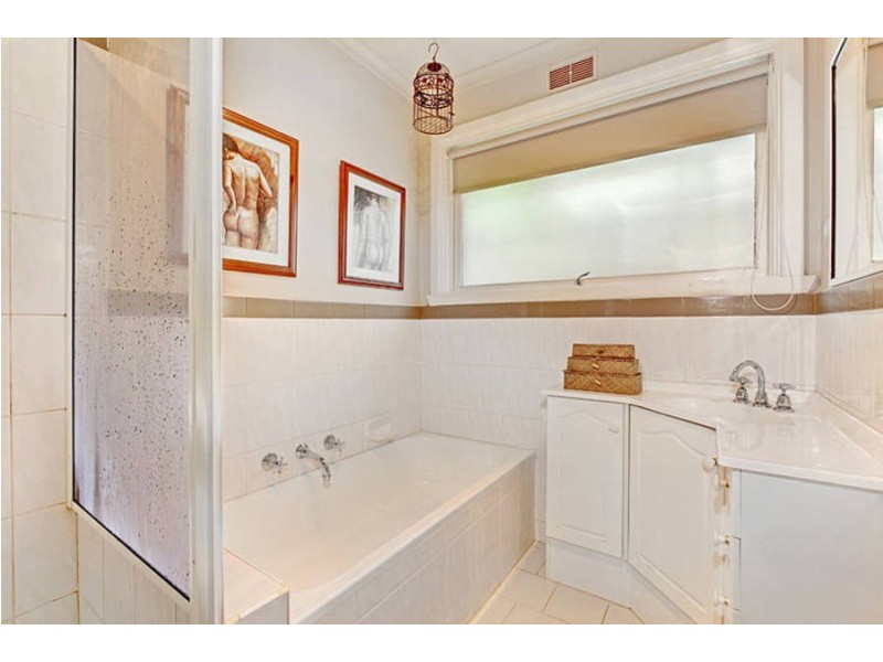 16 Manson Drive, Melton South VIC 3338