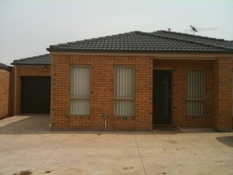 2/4 Black Knight Way, Kurunjang VIC 3337