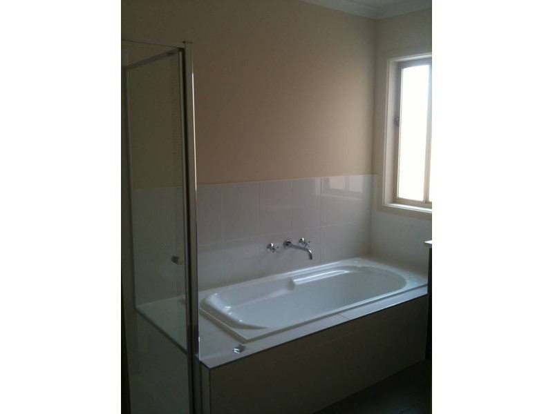 2/4 Black Knight Way, Kurunjang VIC 3337