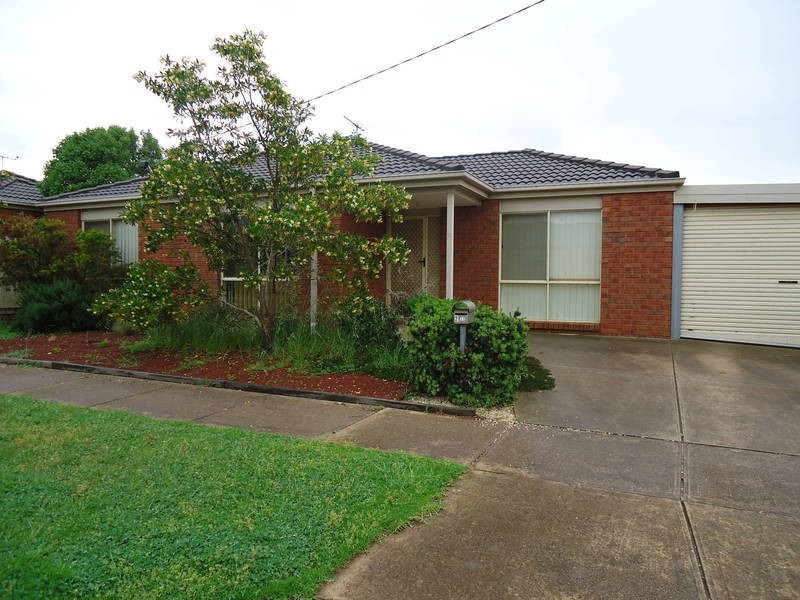 2/32 Westcott Parade, Rockbank VIC 3335