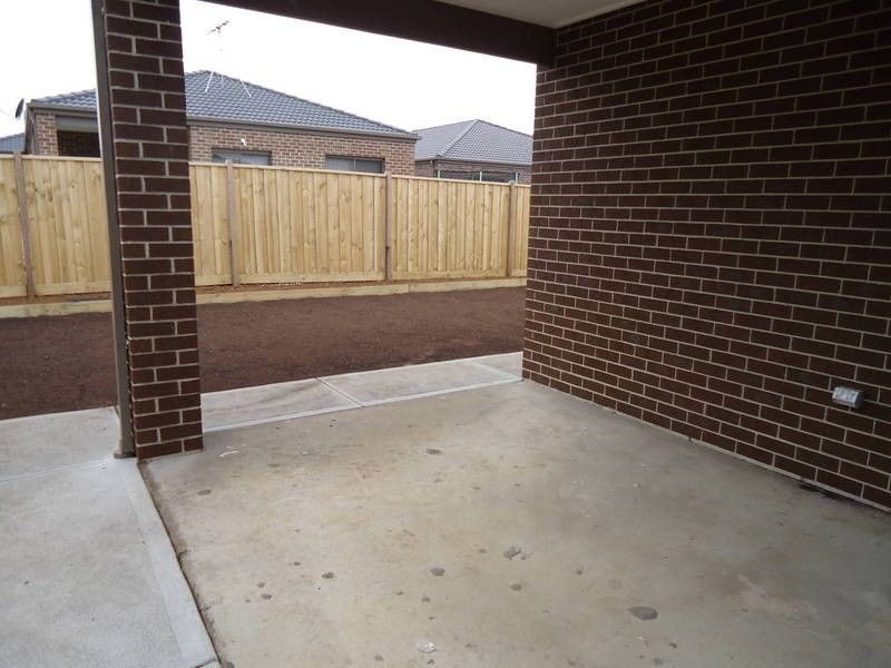 27 Leyana Crescent, Brookfield VIC 3338