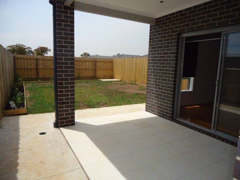 2/17 Birdswing Terrace, Melton South VIC 3338