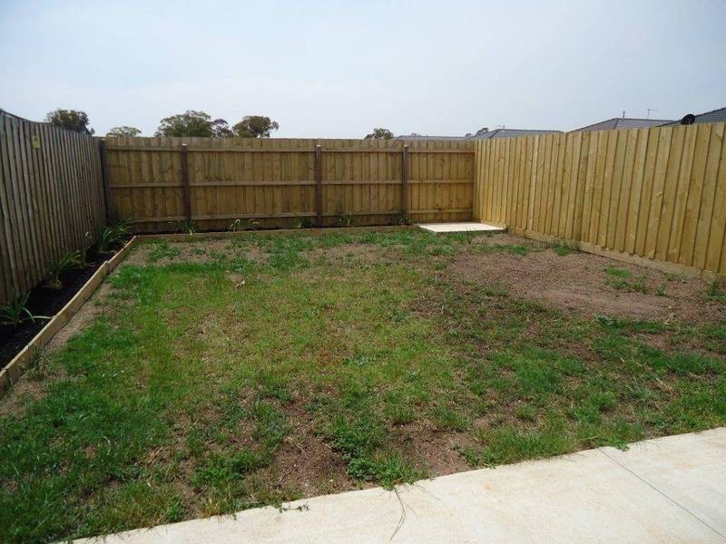 2/17 Birdswing Terrace, Melton South VIC 3338