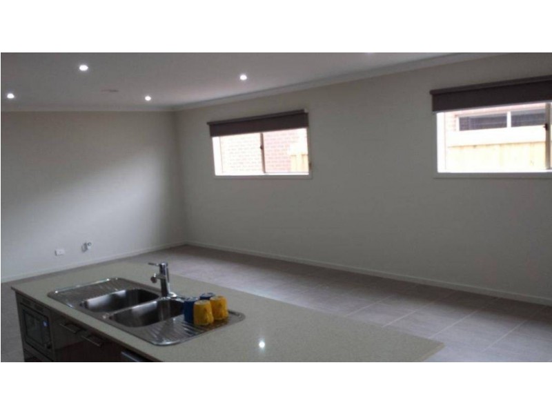 5 Exon Street, Melton South VIC 3338