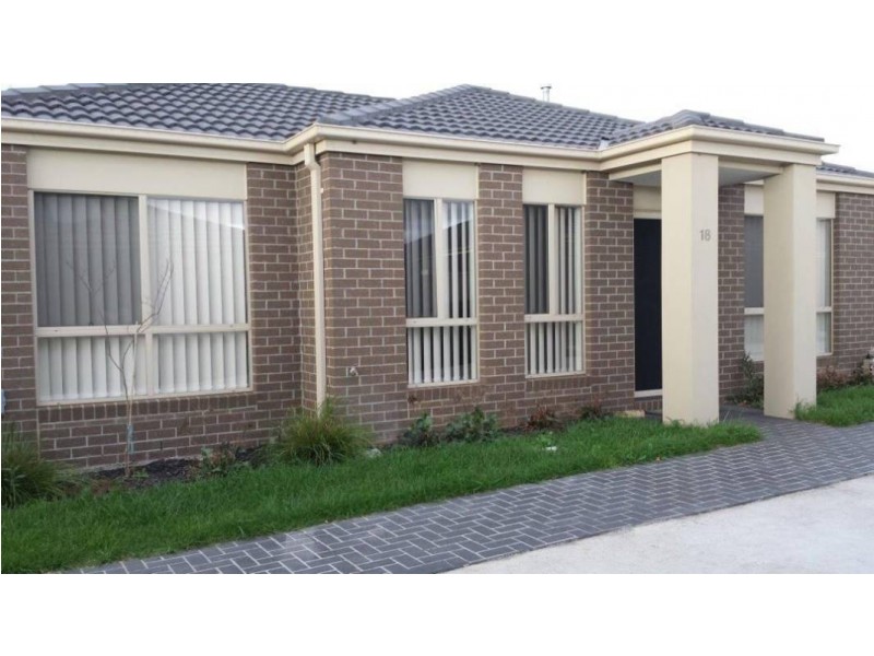 18/3  Austin Place, Melton South VIC 3338