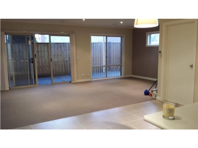 18/3  Austin Place, Melton South VIC 3338