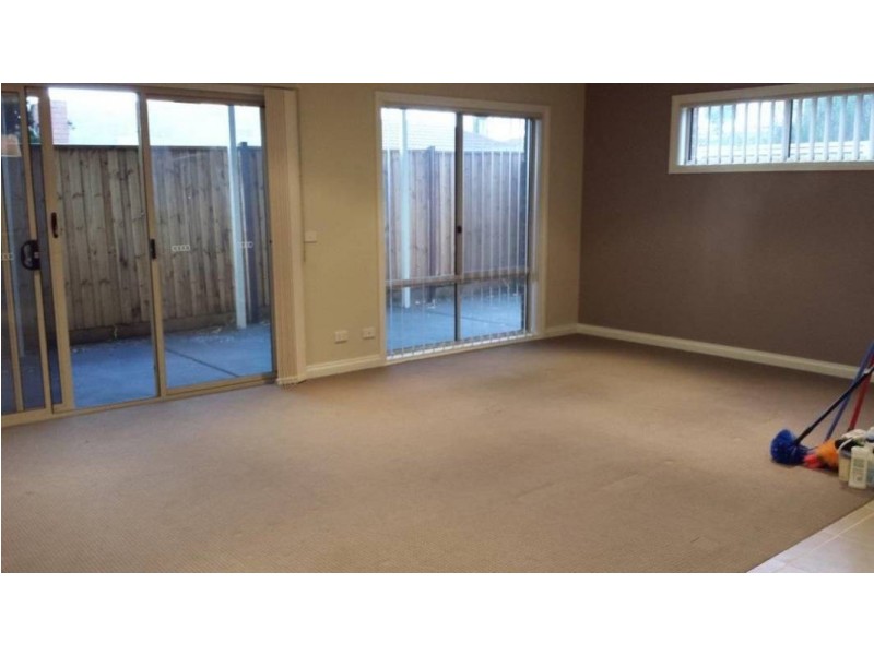 18/3  Austin Place, Melton South VIC 3338