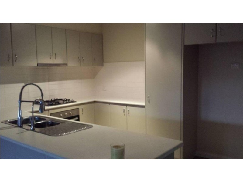 18/3  Austin Place, Melton South VIC 3338