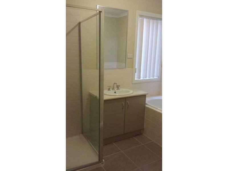 18/3  Austin Place, Melton South VIC 3338