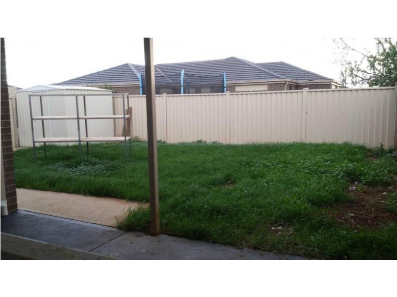 18/3  Austin Place, Melton South VIC 3338