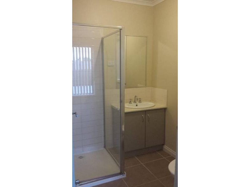 18/3  Austin Place, Melton South VIC 3338