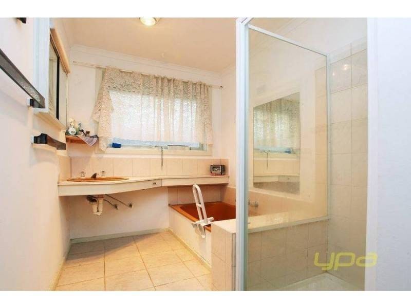 10 Sutherland Avenue, Melton South VIC 3338