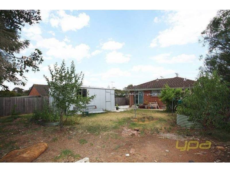 10 Sutherland Avenue, Melton South VIC 3338