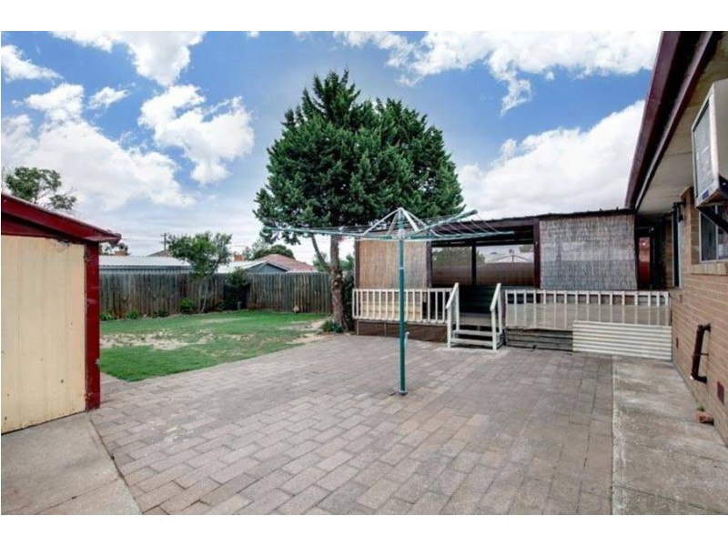 33 Falcon Drive, Melton VIC 3337