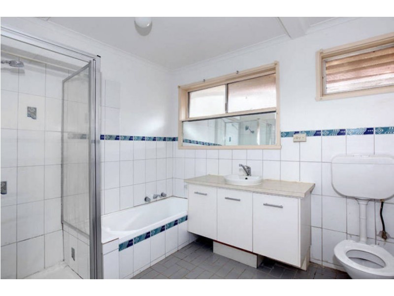 33 Falcon Drive, Melton VIC 3337