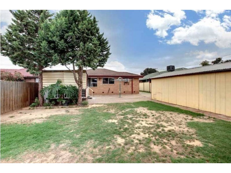 33 Falcon Drive, Melton VIC 3337