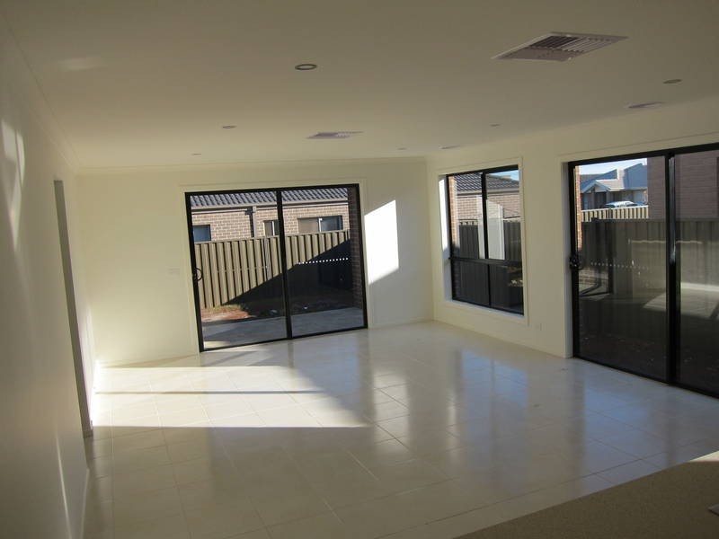 39 Marble Drive, Melton South VIC 3338