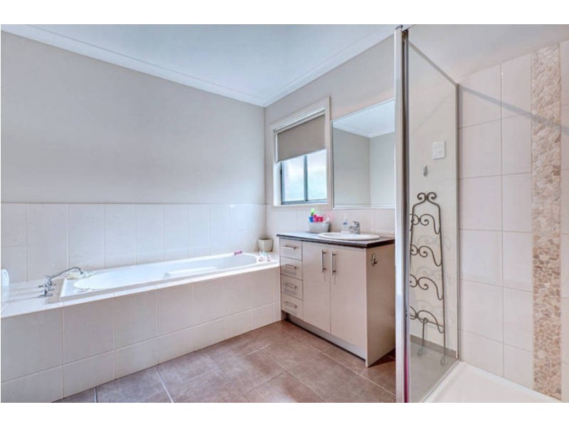 10 Thornhill Street, Melton West VIC 3337