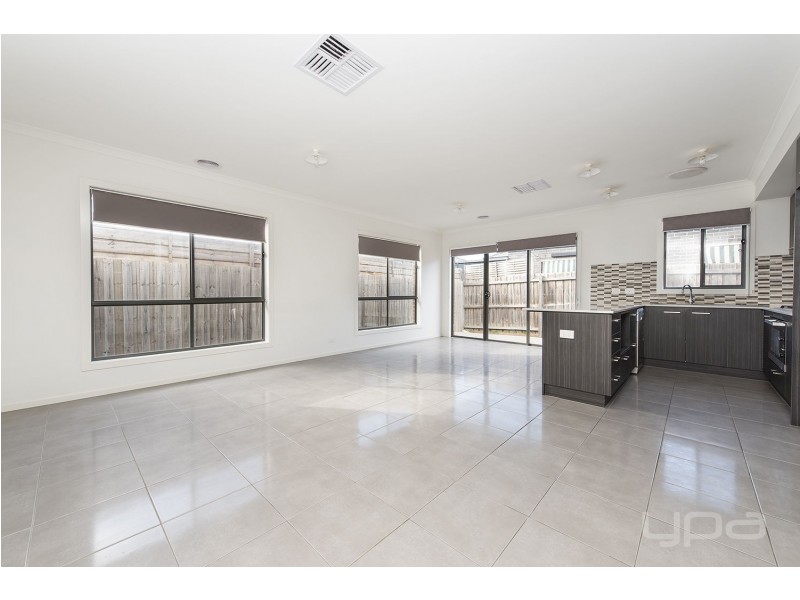 2/18 Haywood Grove, Melton West VIC 3337