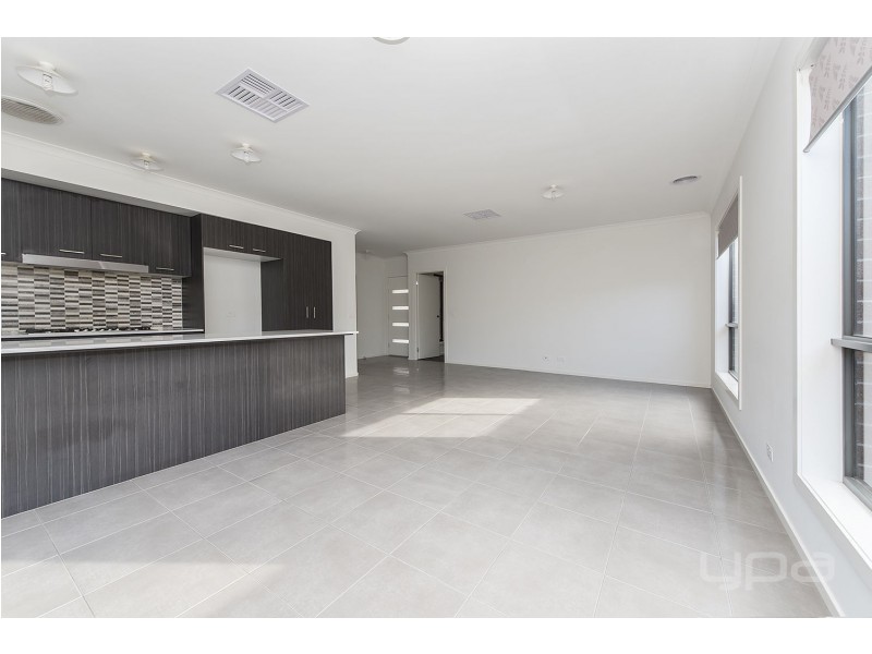 2/18 Haywood Grove, Melton West VIC 3337