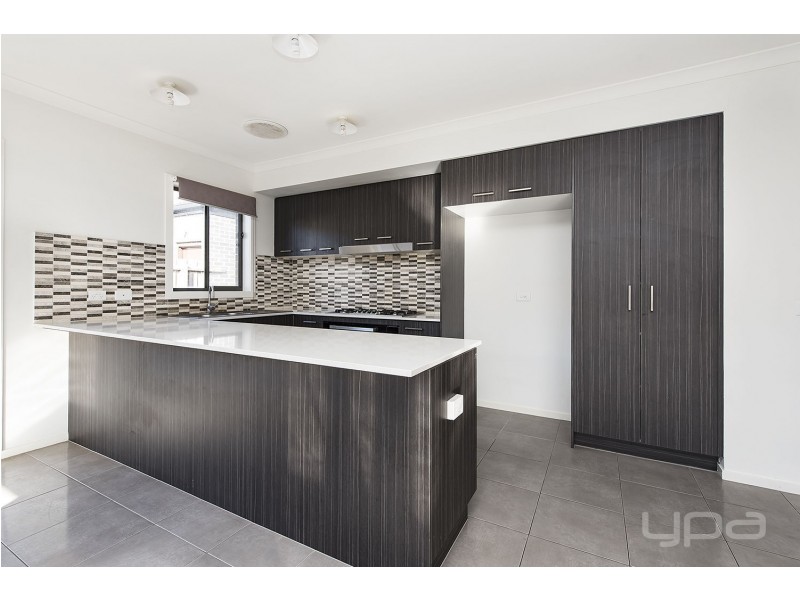 2/18 Haywood Grove, Melton West VIC 3337