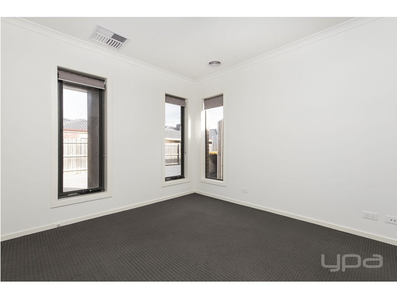 2/18 Haywood Grove, Melton West VIC 3337