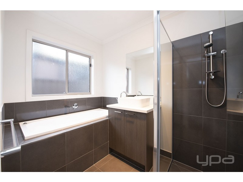 2/18 Haywood Grove, Melton West VIC 3337