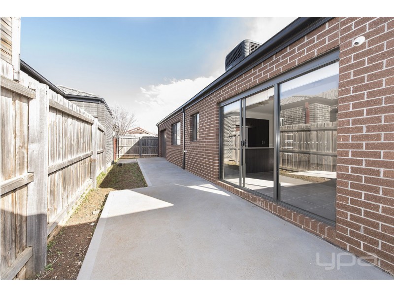 2/18 Haywood Grove, Melton West VIC 3337