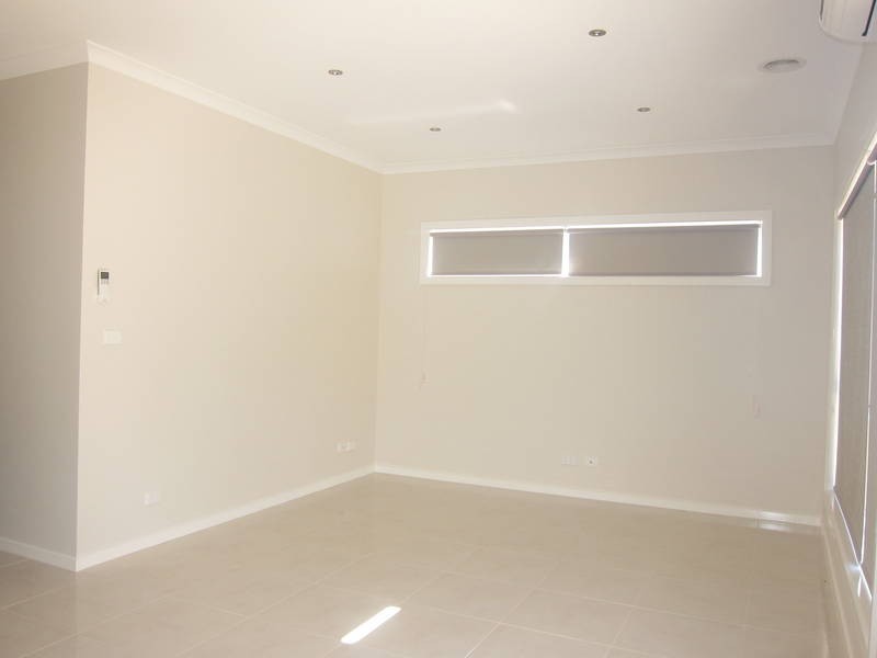 2/17 Lindsay Court, Melton VIC 3337