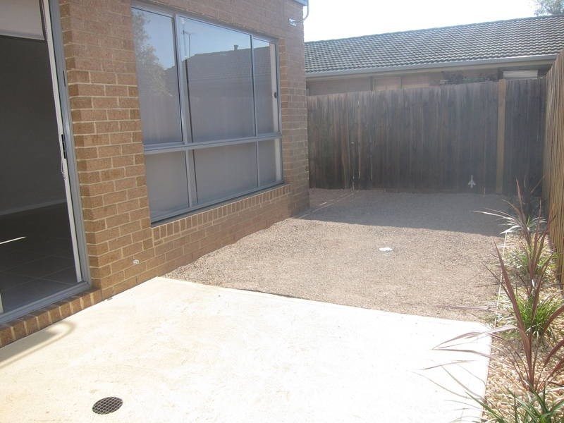 2/17 Lindsay Court, Melton VIC 3337