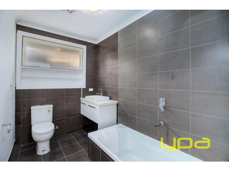 16 Curlew Close, Melton West VIC 3337