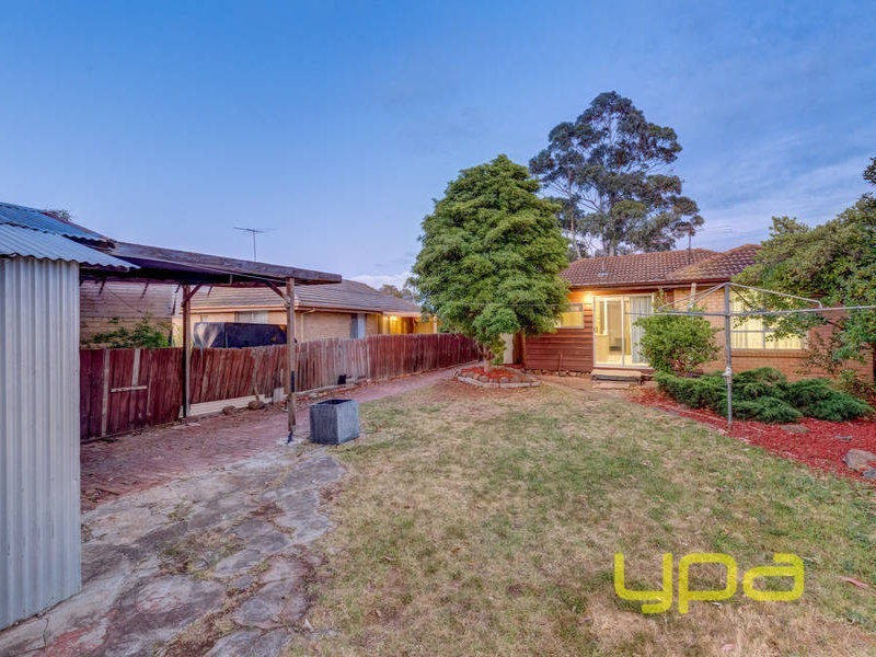 16 Curlew Close, Melton West VIC 3337