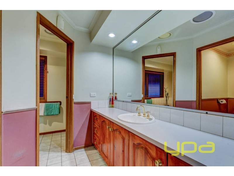 18 Springbank Way, Brookfield VIC 3338