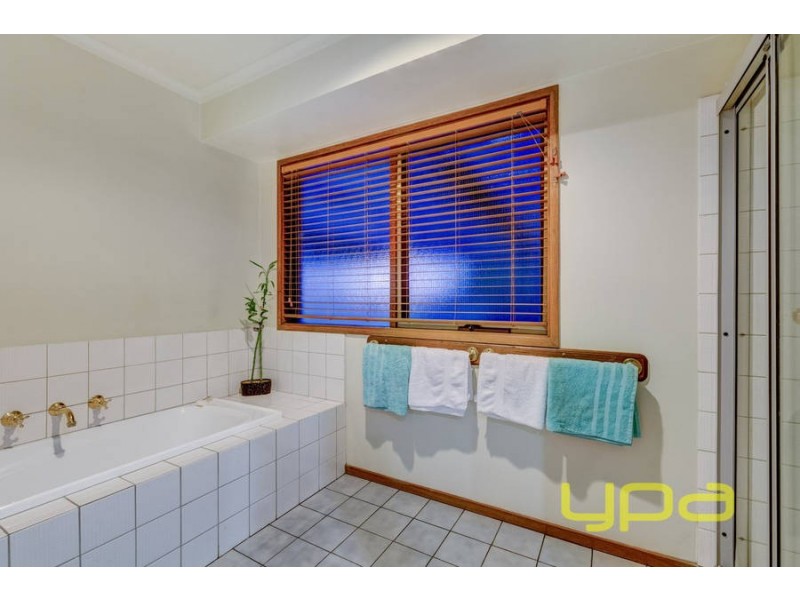 18 Springbank Way, Brookfield VIC 3338