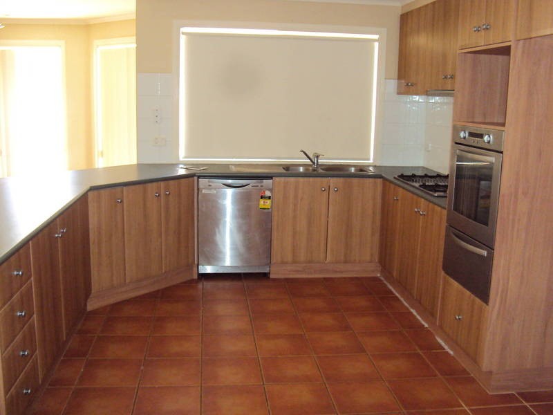 27  Scarlet Oak Ave, Melton West VIC 3337