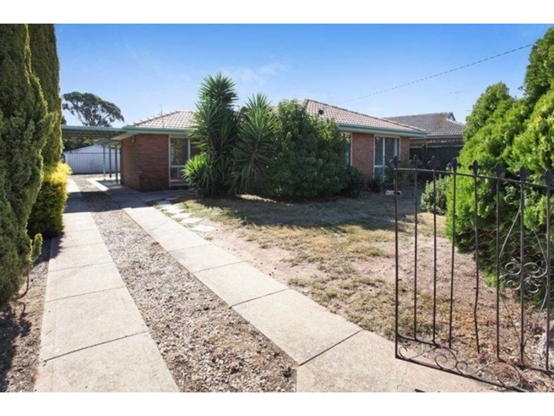 13 Clowes Street, Melton South VIC 3338