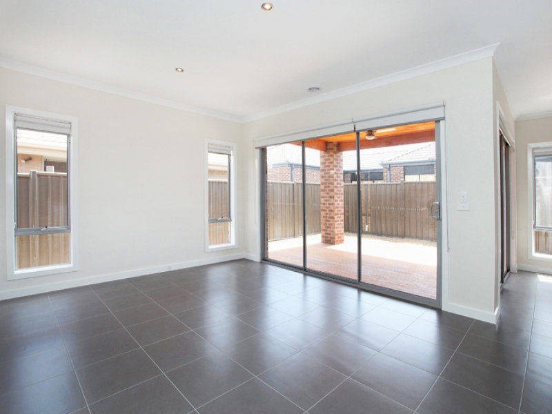 6 Marble Drive, Melton South VIC 3338