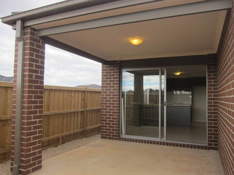 30 Leyana Crescent, Brookfield VIC 3338