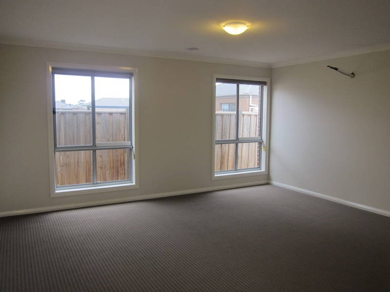 30 Leyana Crescent, Brookfield VIC 3338