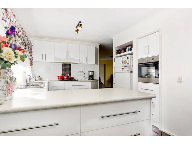 28 West Melton Dr, Melton West VIC 3337