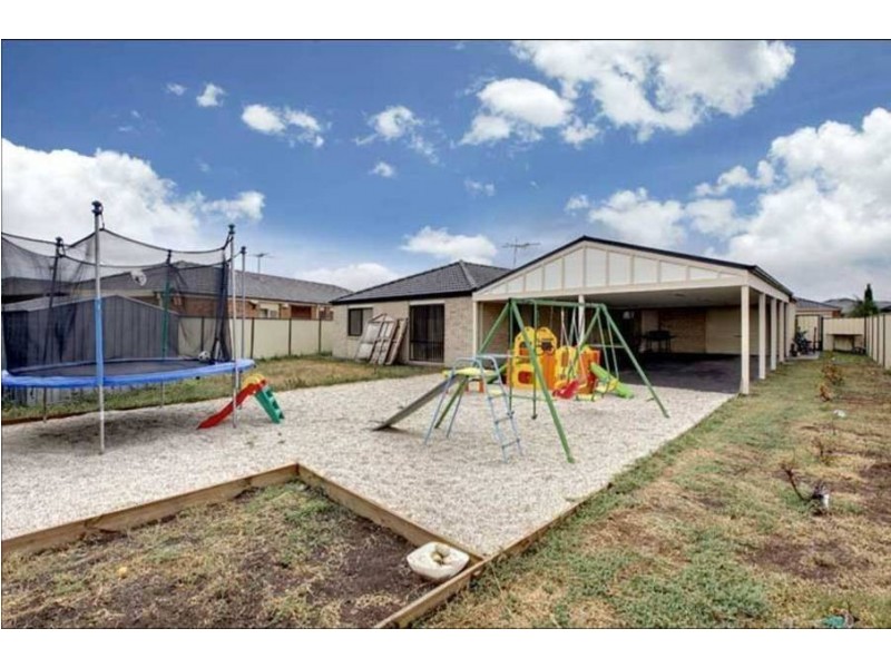 16 Sunderland Way, Melton West VIC 3337