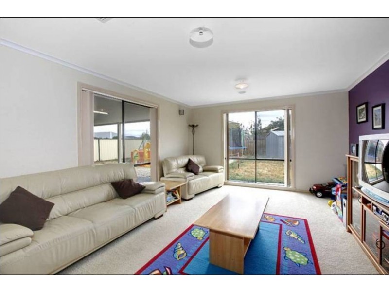 16 Sunderland Way, Melton West VIC 3337