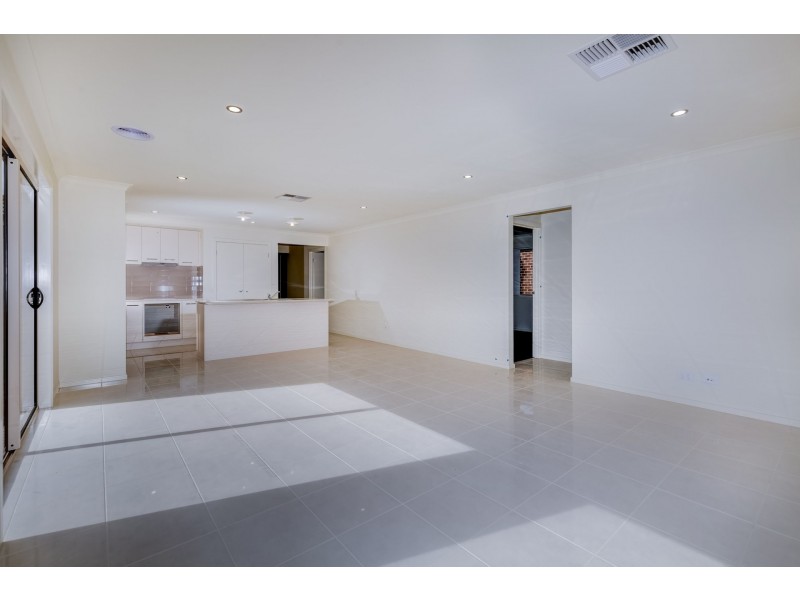 15 Maryburgh Drive, Melton South VIC 3338