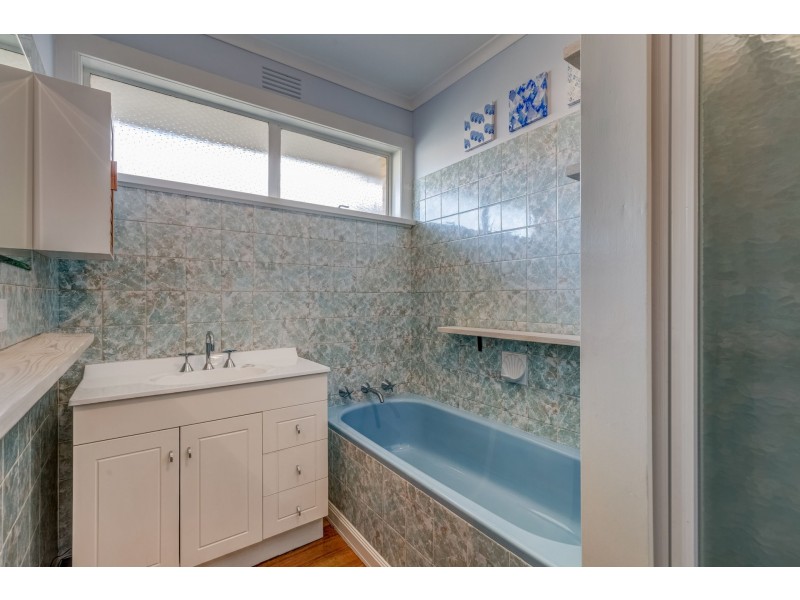 73 Station Road, Melton South VIC 3338