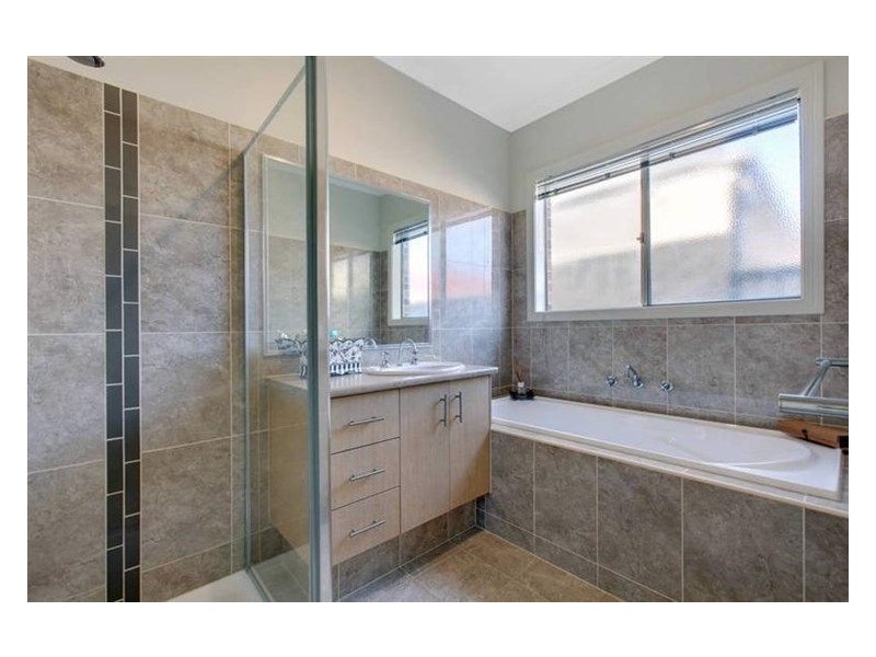 2/1 Alex Court, Kurunjang VIC 3337