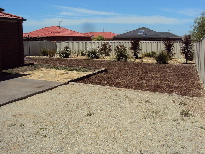 27 Scarlet Oak Avenue, Melton West VIC 3337