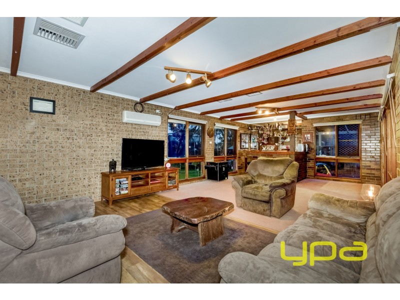 27 Campaspe Crescent, Brookfield VIC 3338