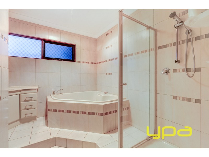 27 Campaspe Crescent, Brookfield VIC 3338