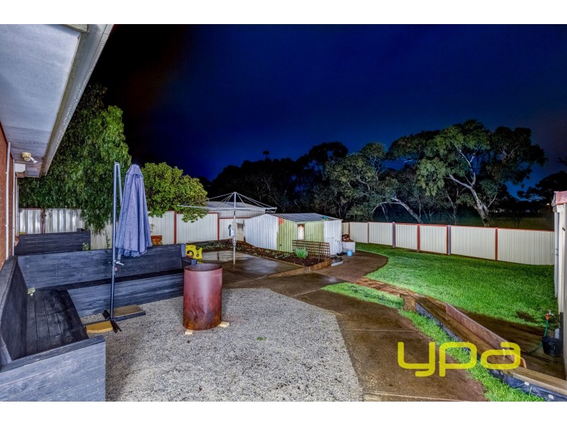 27 Campaspe Crescent, Brookfield VIC 3338